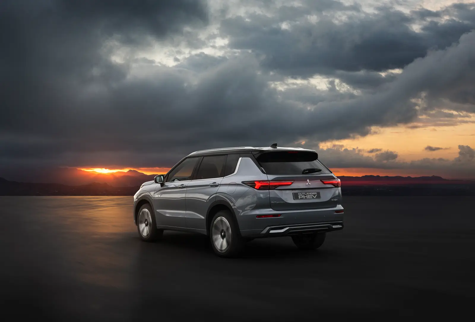 mitsubishi_outlander_phev__142_025